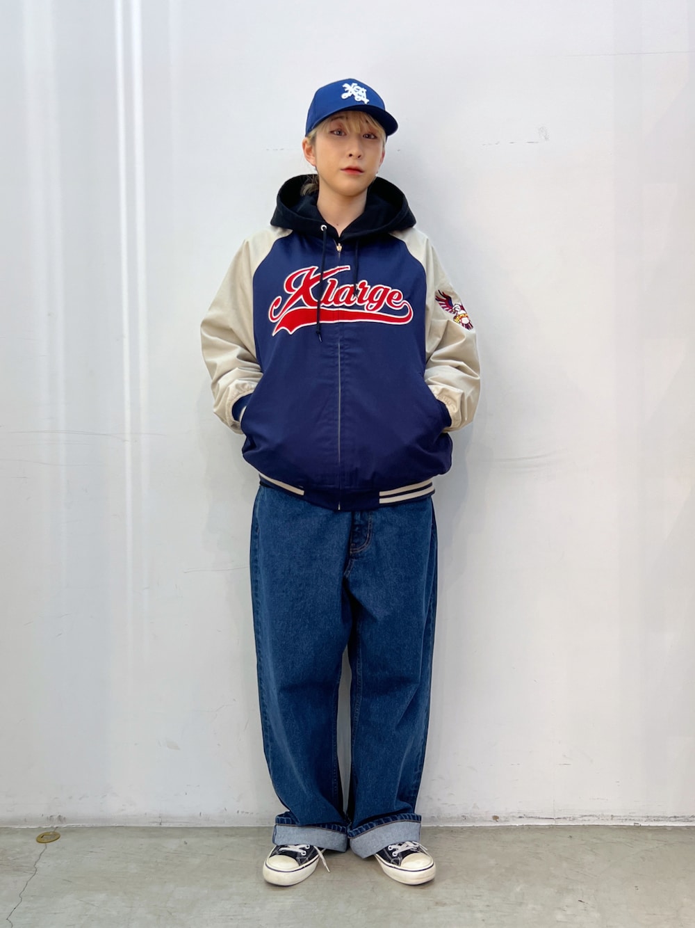 「キャップ、アウター、ジャケット、デニム、パンツスタイル、パーカー、カラーコーデ、ootd、メンズライク、ストリート」｜「XLARGEのOLD ENGLISH LOGO 6PANEL CAP（キャップ、ブルー系）」を使った、Hinakoさん（レディース・165cm）の秋コーディネートの1枚目の写真