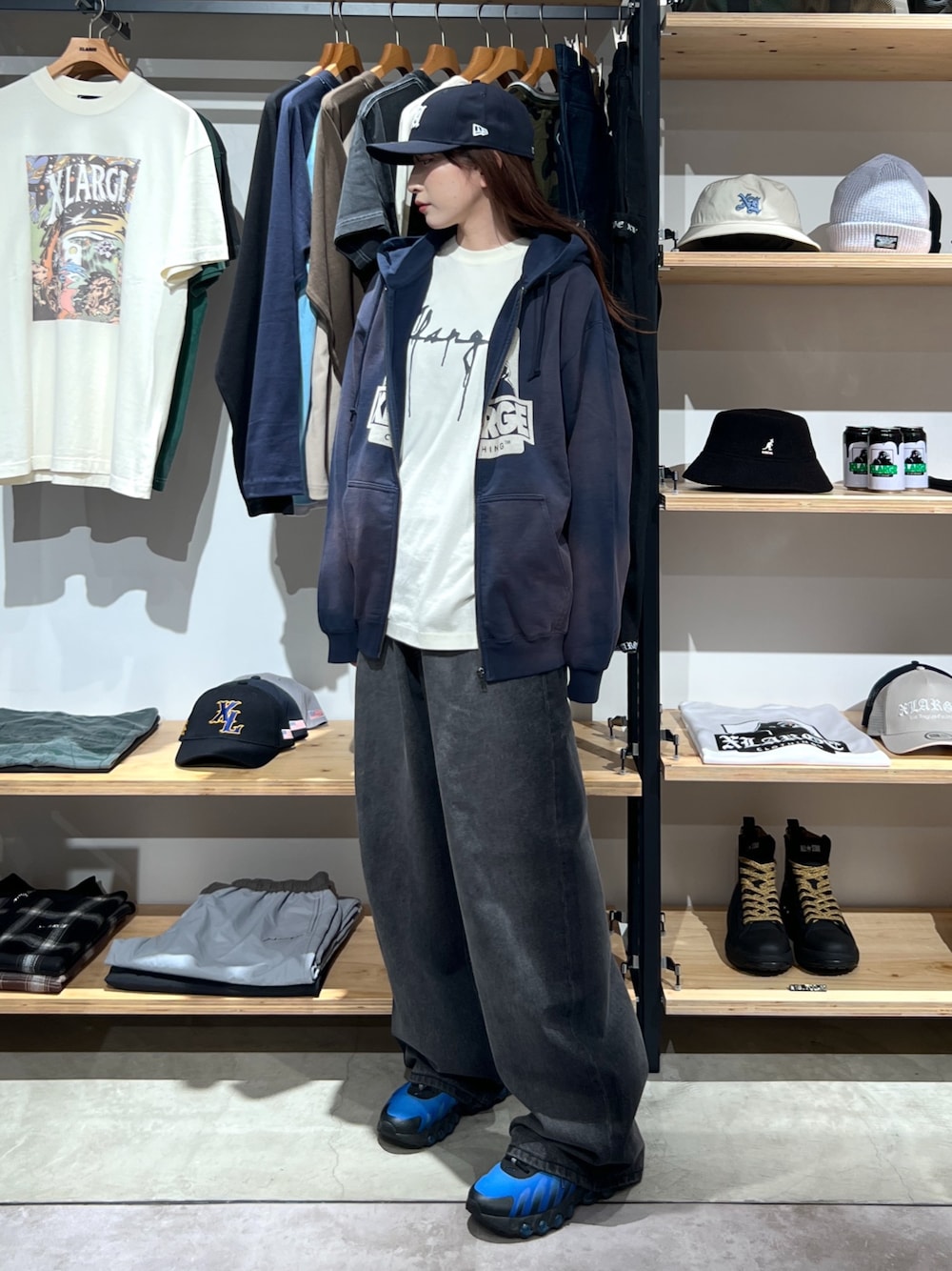 「ロゴT、キャップ、Tシャツ、パーカー、フーディー、パンツスタイル、パンツ、デニム、デニムパンツ、ootd、outfit、ラフ」｜「NEW ERAのXLARGE×NEW ERA LA 6PANEL CAP（キャップ、ブルー系）」を使った、Hinakoさん（レディース・165cm）の夏コーディネートの1枚目の写真
