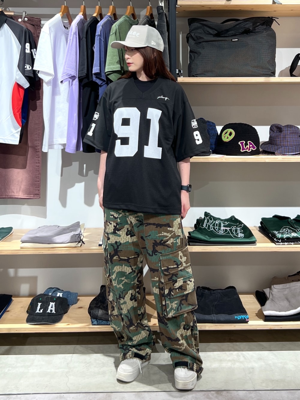 「迷彩パンツ、キャップ、カラーコーデ、夏、メッシュ、カーゴパンツ、パンツスタイル、パンツ、ootd、outfit」｜「NEW ERAのXLARGE×NEW ERA OLD ENGLISH LOGO MESH SNAPBACK CAP（キャップ、ホワイト系）」を使った、Hinakoさん（レディース・165cm）の夏コーディネートの1枚目の写真