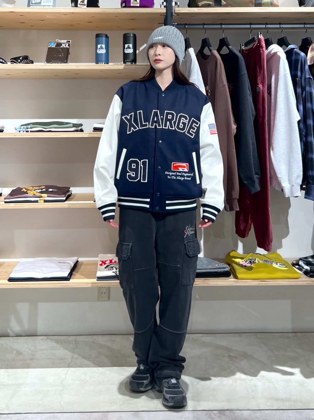 「ニット、アウター、ジャケット、パンツスタイル、スウェット、スウェットパンツ、冬コーデ、カラーコーデ、ootd、outfit」｜「XLARGEのRIB KNIT CAP（ニットキャップ/ビーニー、グレー系）」を使った、Hinakoさん（レディース・165cm）の冬コーディネートの1枚目の写真