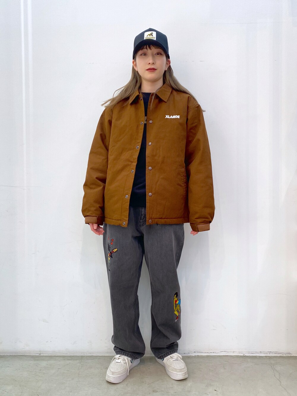 ブラウン系のブルゾン、ブラック系のスウェット、ブラック系のその他パンツを着用したレディースの冬コーディネートの1枚目の写真