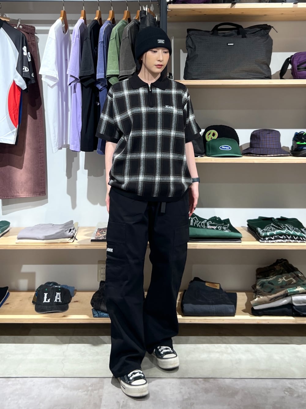 「ニット、ニット帽、シャツ、シャツスタイル、ポロシャツ、カーゴパンツ、パンツスタイル、パンツ、ブラック、ootd、outfit」｜「XLARGEのCOOL MAX CUFF BEANIE（ニットキャップ/ビーニー、ブラック系）」を使った、Hinakoさん（レディース・165cm）の夏コーディネートの1枚目の写真