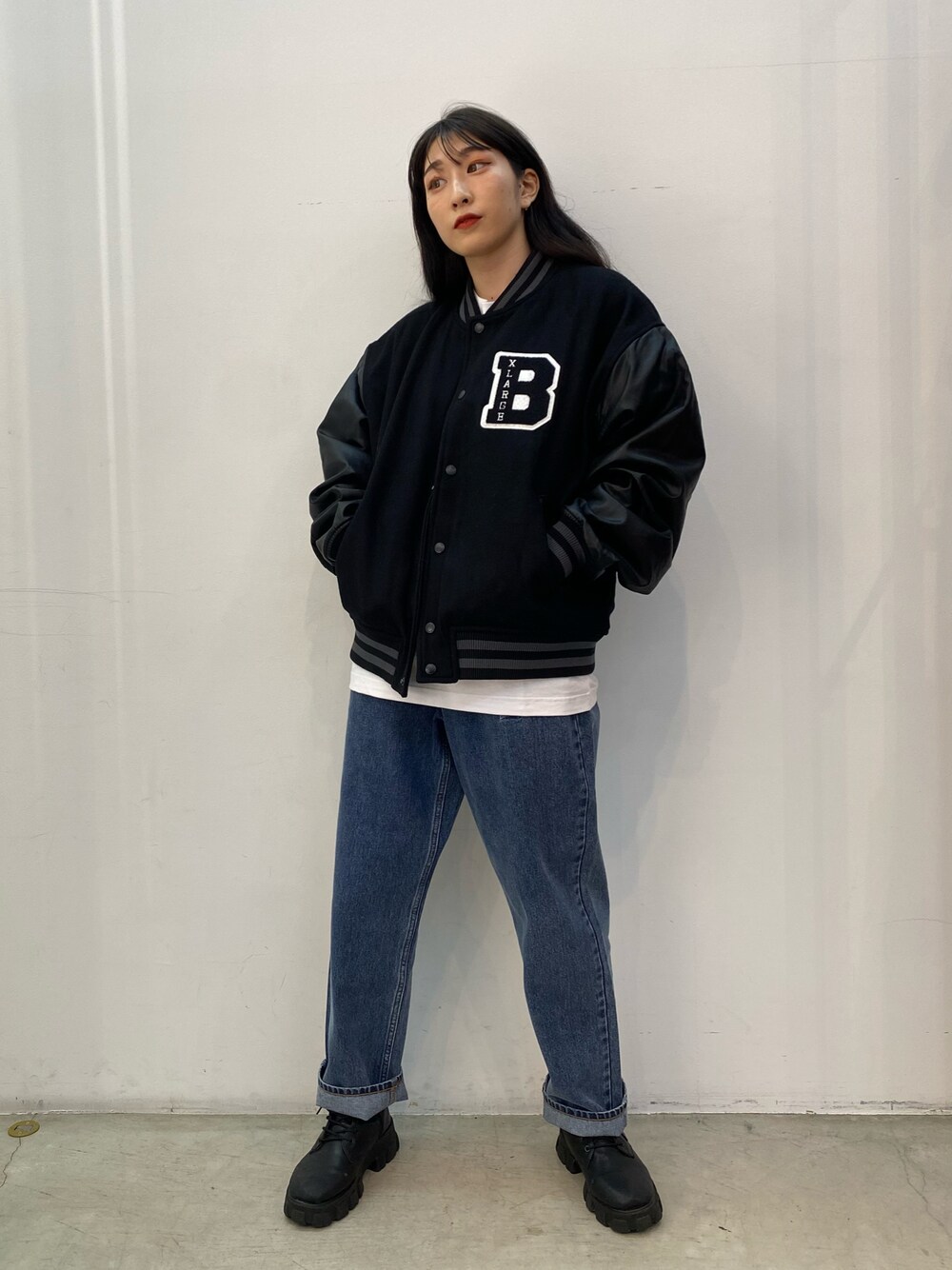 「秋のコーデ、ブーツ、パンツスタイル、ジャケット、ストリート、メンズライク」｜「XLARGEのXLARGE × BALANSA STADIUM JACKET（スタジャン、ブラック系）」を使った、Hinakoさん（レディース・165cm）の秋コーディネートの1枚目の写真