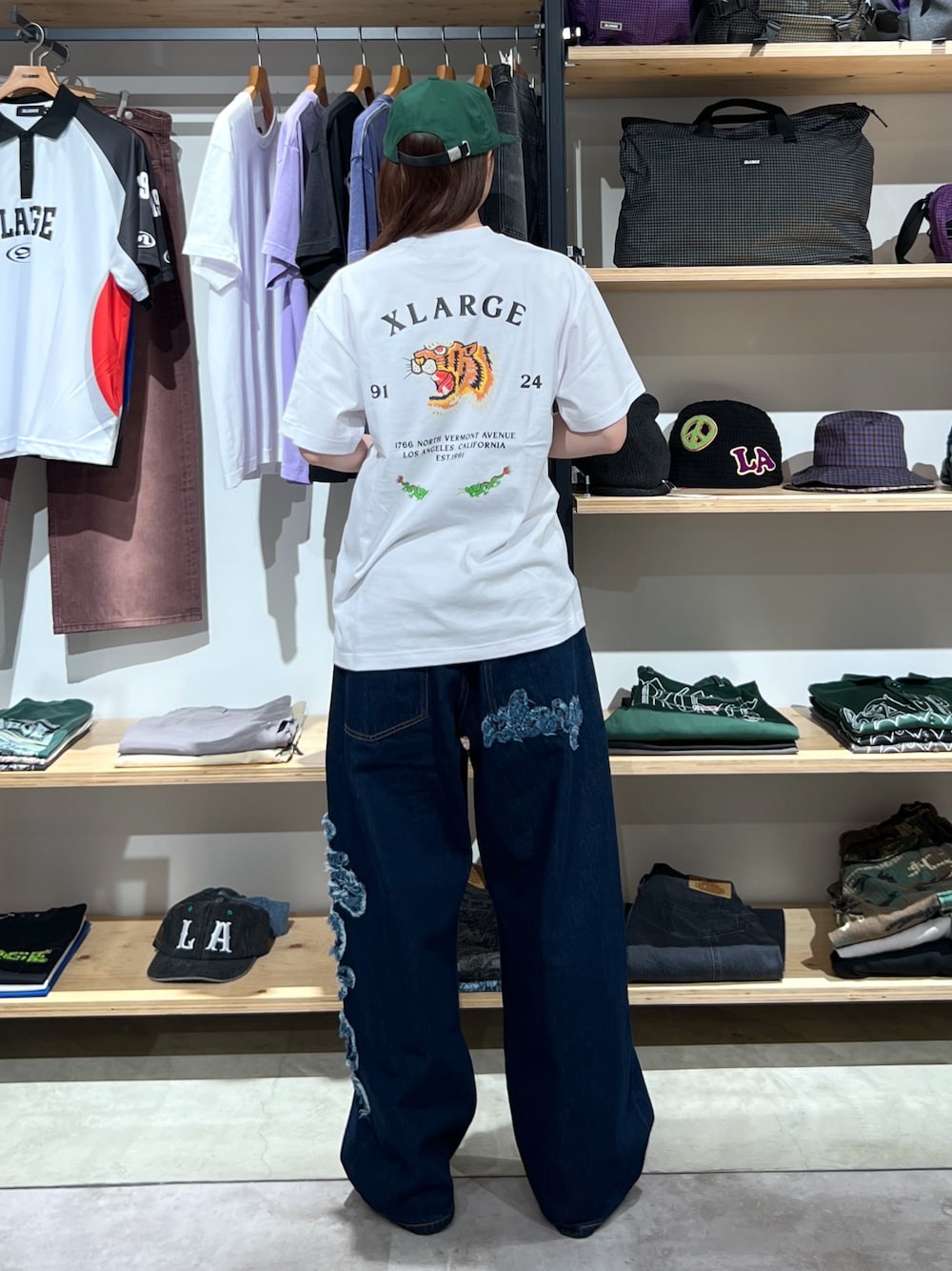 「デニム、白Tシャツ、デニムパンツ、パンツスタイル、パンツ、キャップ、Tシャツ、ootd、outfit、夏コーデ」｜「XLARGEのOVAL LOGO 6PANEL CAP（キャップ、グリーン系）」を使った、Hinakoさん（レディース・165cm）の夏コーディネートの1枚目の写真