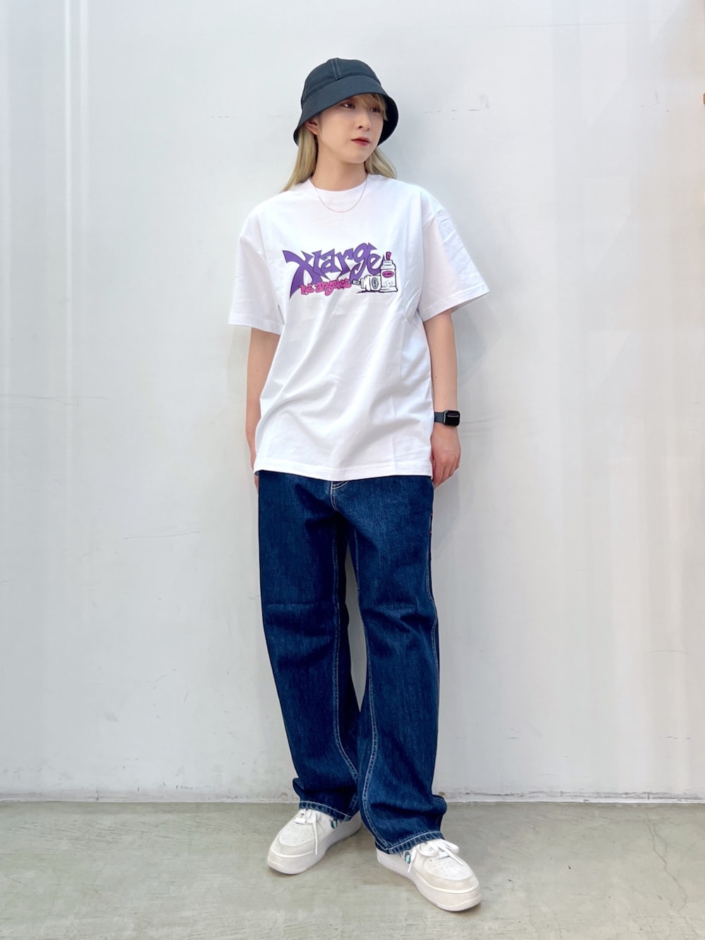 ホワイト系のTシャツ/カットソー、ブルー系のデニムパンツを着用したレディースの秋コーディネートの1枚目の写真