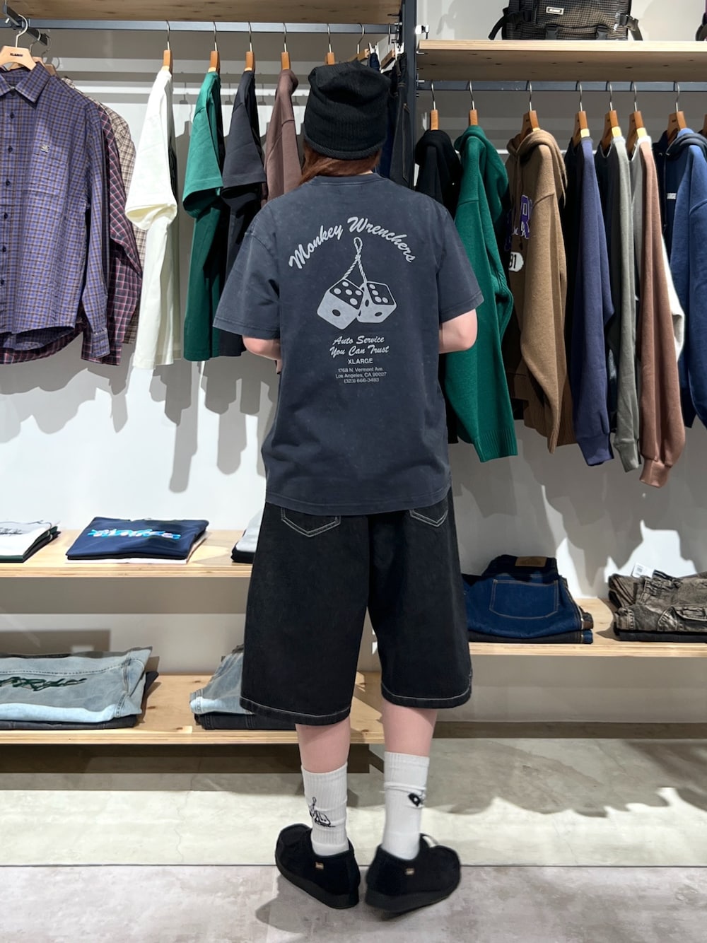 「ハーフパンツ、ニット、ニット帽、Tシャツ、ショートパンツ、デニム、デニムパンツ、ソックス、ワラビー、夏、夏コーデ、春コーデ、ootd、outfit」｜「XLARGEのPAPER YARN BEANIE（ニットキャップ/ビーニー、ブラック系）」を使った、Hinakoさん（レディース・165cm）の春コーディネートの1枚目の写真