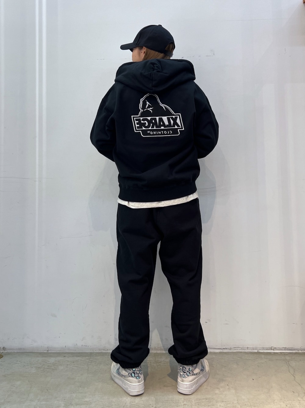 「キャップ、Tシャツ、ロンT、パーカー、ブラック、パンツスタイル、スウェットパンツ、ラフ」｜「XLARGEのXL 91 6PANEL CAP（キャップ、ブラック系）」を使った、Hinakoさん（レディース・165cm）の冬コーディネートの1枚目の写真