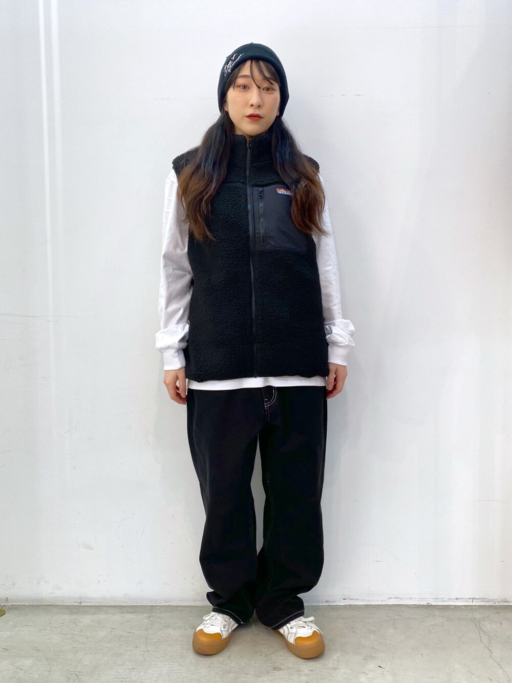 「秋冬コーデ、着回しコーデ、おしゃれさんと繋がりたい、パンツスタイル、ニット帽、ボア、リバーシブル、メンズライク」｜「XLARGEのRACING TEAM CUFF BEANIE（ニットキャップ/ビーニー、ブラック系）」を使った、Hinakoさん（レディース・165cm）の秋コーディネートの1枚目の写真