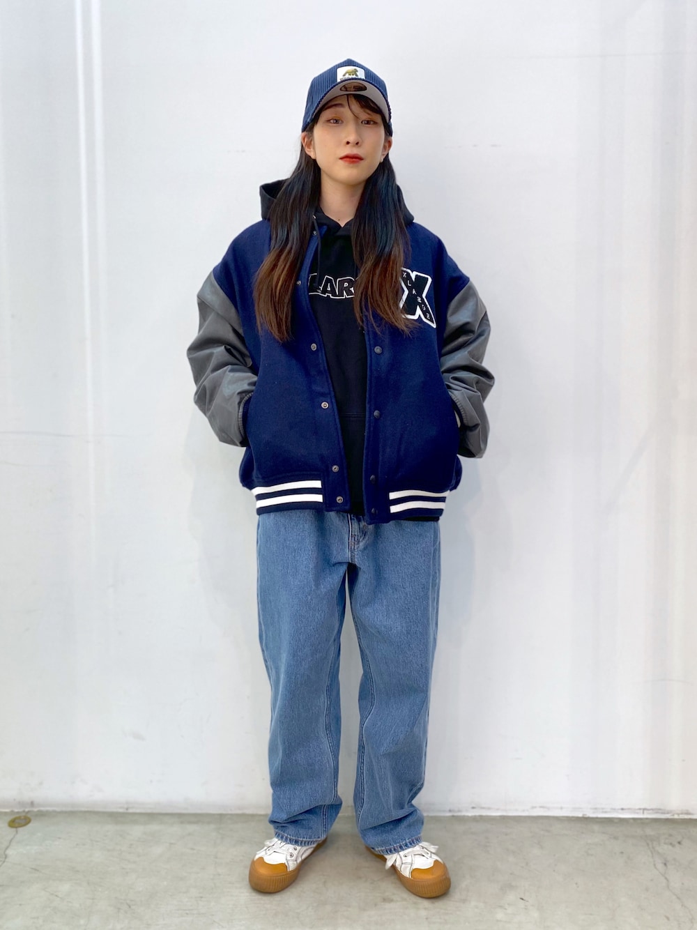 「秋冬コーデ、ジャケット、パーカー、パンツスタイル、おしゃれさんと繋がりたい、キャップ、メンズライク、ootd」｜「XLARGEのXLARGE×NEWERA WALKING APE SNAPBACK CORDUROY CAP（キャップ、ブルー系）」を使った、Hinakoさん（レディース・165cm）の秋コーディネートの1枚目の写真