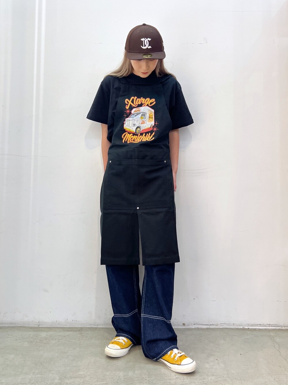 「キャップ、Tシャツ、パンツスタイル、エプロン、デニム」｜「NEW ERAのXLARGE×NEWERA OLD ENGLISH CAP（キャップ、ブラウン系）」を使った、Hinakoさん（レディース・165cm）の秋コーディネートの1枚目の写真