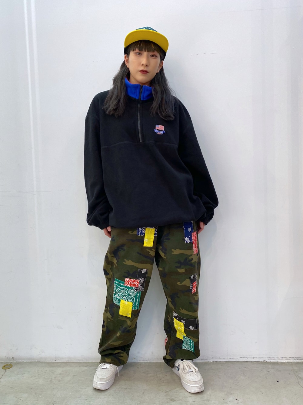 「秋冬コーデ、パンツスタイル、スニーカーコーデ、フリース、キャップ、メンズライク、ストリート、カモフラ」｜「XLARGEのTEAM LOGO 2TONE CAP（キャップ、グリーン系）」を使った、Hinakoさん（レディース・165cm）の冬コーディネートの1枚目の写真