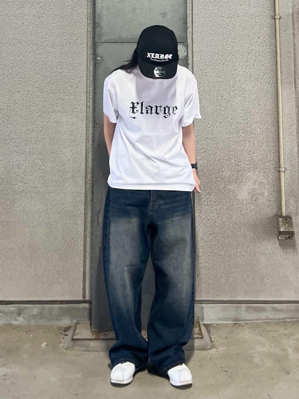 「ラフコーデ、Tシャツコーデ、Tシャツ、パンツスタイル、パンツ、デニム、デニムパンツ、キャップ、夏、夏コーデ、ootd、outfit」｜「NEW ERAのXLARGE×NEW ERA OLD ENGLISH LOGO CAP（キャップ、ブラック系）」を使った、Hinakoさん（レディース・165cm）の春コーディネートの1枚目の写真