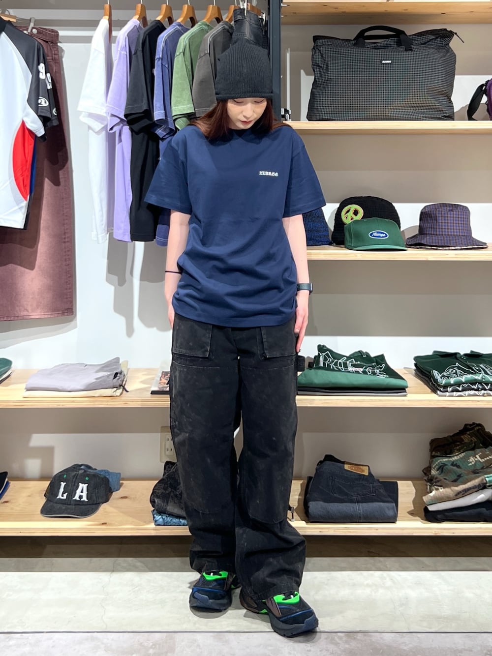 「ロゴT、Tシャツ、パンツスタイル、パンツ、ニット、ニット帽、シンプルコーデ、シンプル、ootd、outfit、PUMA、夏コーデ」｜「XLARGEのPAPER YARN BEANIE（ニットキャップ/ビーニー、ブラック系）」を使った、Hinakoさん（レディース・165cm）の夏コーディネートの1枚目の写真