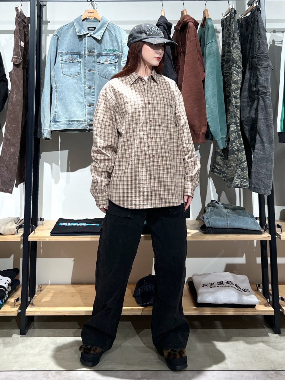 「春コーデ、シンプルスタイル、ゆるコーデ、キャップ、シャツスタイル、シャツ、パンツスタイル、ワラビー、ootd、outfit」｜「XLARGEのPATCHED DENIM CAP（キャップ、ブラック系）」を使った、Hinakoさん（レディース・165cm）の春コーディネートの1枚目の写真