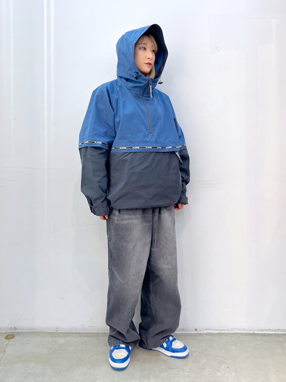 「アウター、パンツスタイル、デニム、デニムパンツ、ストリート、メンズライク、ootd、おしゃれさんと繋がりたい、XLARGE」｜「XLARGEのTAPED ANORAK JACKET（その他アウター、ブルー系）」を使った、Hinakoさん（レディース・165cm）の春コーディネートの1枚目の写真