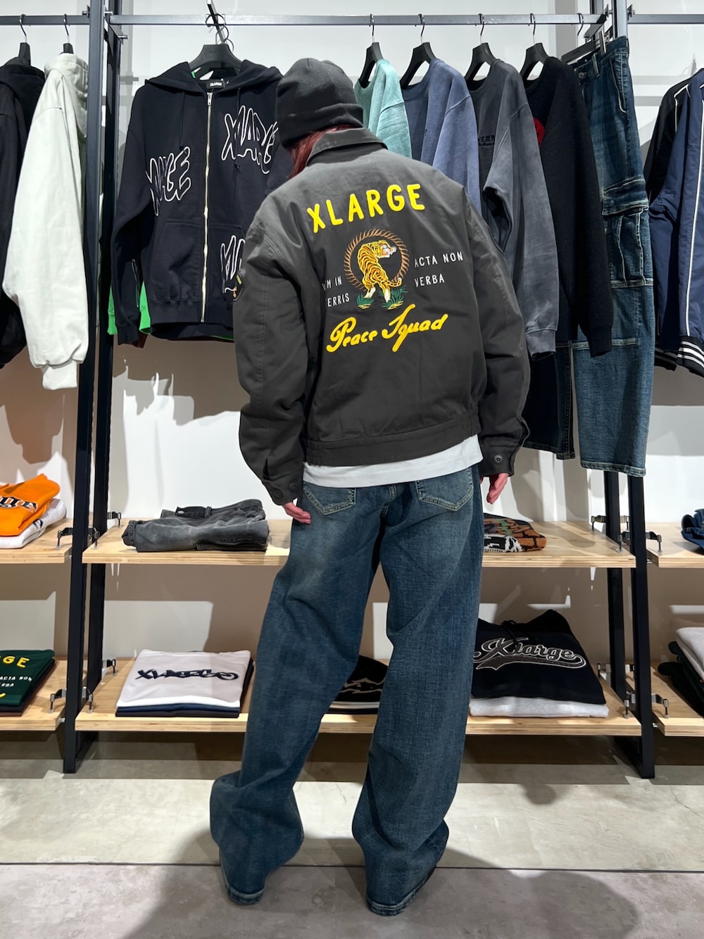 「ニット帽、アウター、ジャケット、Tシャツ、ロンT、パンツスタイル、デニム、デニムパンツ、春、春コーデ、ootd、ラフ」｜「XLARGEのLOGO PATCHED CUFF BEANIE（ニットキャップ/ビーニー、ブラック系）」を使った、Hinakoさん（レディース・165cm）の冬コーディネートの1枚目の写真