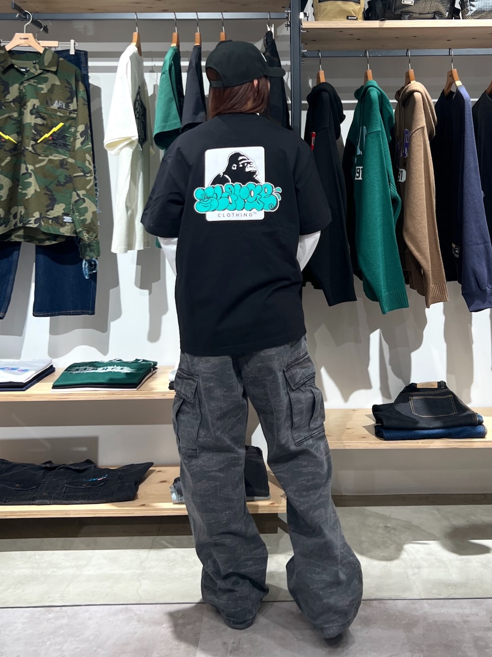 「最近のいい感じコーデ、ラフコーデ、プリントT、キャップ、Tシャツ、パンツスタイル、パンツ、カーゴパンツ、ブラック、夏コーデ、夏、ootd、outfit」｜「NEW ERAのXLARGE×NEW ERA OLD ENGLISH LOGO CAP（キャップ、ブラック系）」を使った、Hinakoさん（レディース・165cm）の春コーディネートの1枚目の写真