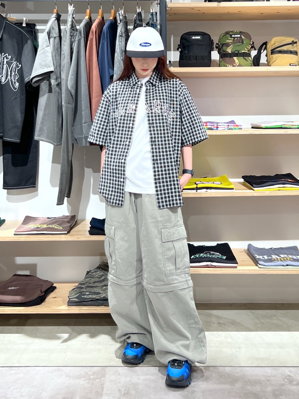 「最近のいい感じコーデ、キャップ、Tシャツ、シャツスタイル、シャツ、パンツスタイル、パンツ、夏、夏コーデ、ootd、outfit」｜「XLARGEのOVAL LOGO 6PANEL CAP（キャップ、ホワイト系）」を使った、Hinakoさん（レディース・165cm）の春コーディネートの1枚目の写真