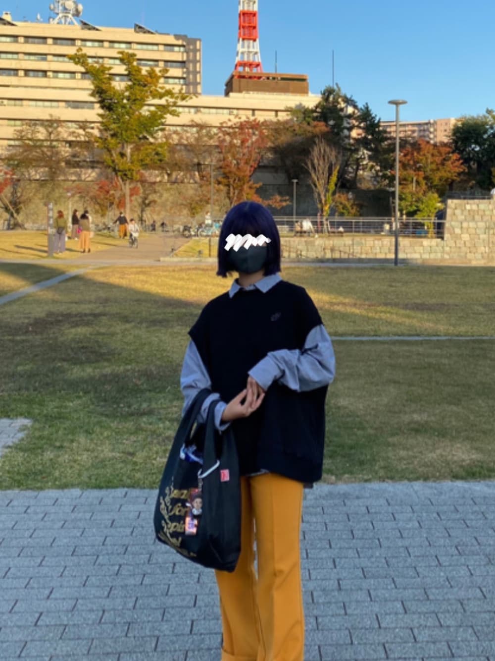 「シャツスタイル、WHO’S WHO gallery、カラーパンツ、ライブコーデ、ベスト×シャツ、秋のコーデ、おしゃれさんと繋がりたい」｜「WHO'S WHO galleryのFPボーイズシャツ（シャツ/ブラウス、ブラック系）」を使った、kotogramさん（レディース・155cm）の秋コーディネートの1枚目の写真