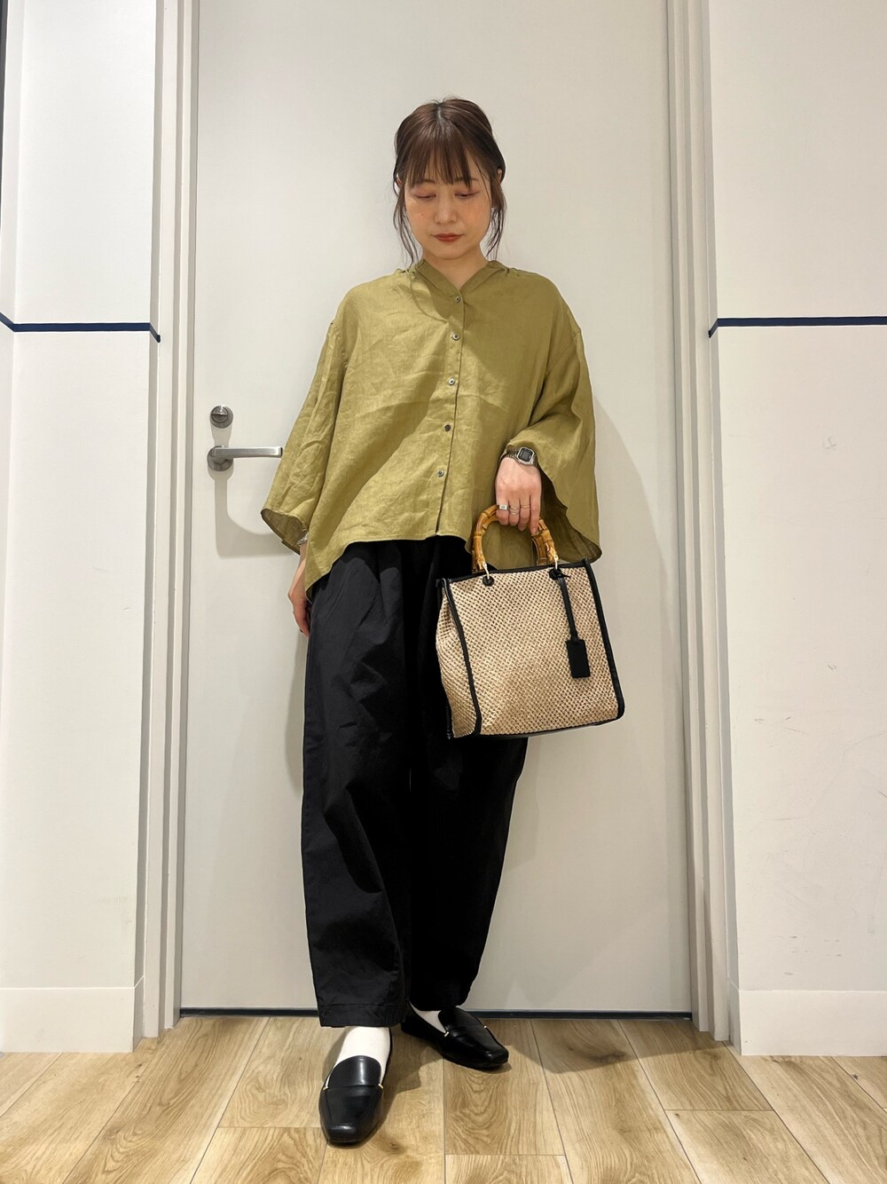 ブラック系のローファー、ブラック系のその他パンツ、ベージュ系のショルダーバッグを着用したレディースの春コーディネートの1枚目の写真