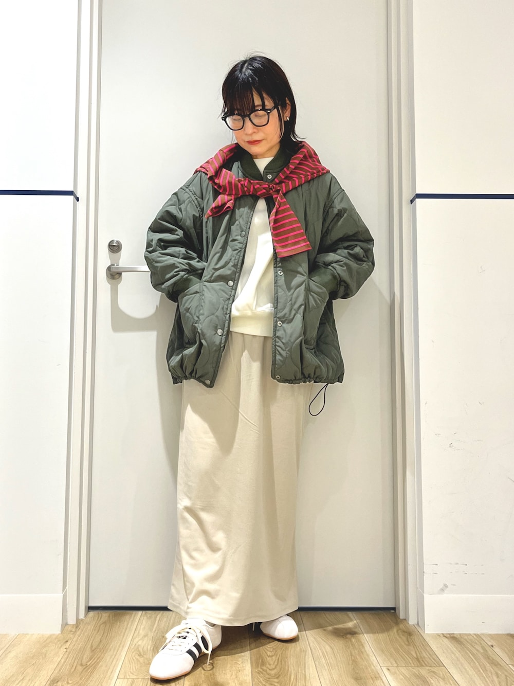 ブラウン系のTシャツ/カットソー、グリーン系のブルゾン、ホワイト系のスウェットを着用したレディースの秋コーディネートの1枚目の写真