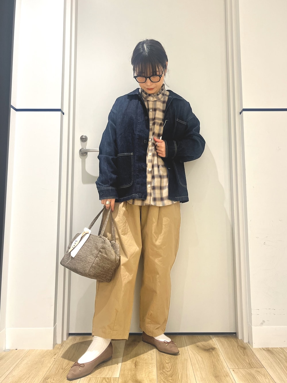 ベージュ系のシャツ/ブラウス、ブルー系のデニムジャケット、ベージュ系のその他パンツを着用したレディースの秋コーディネートの1枚目の写真