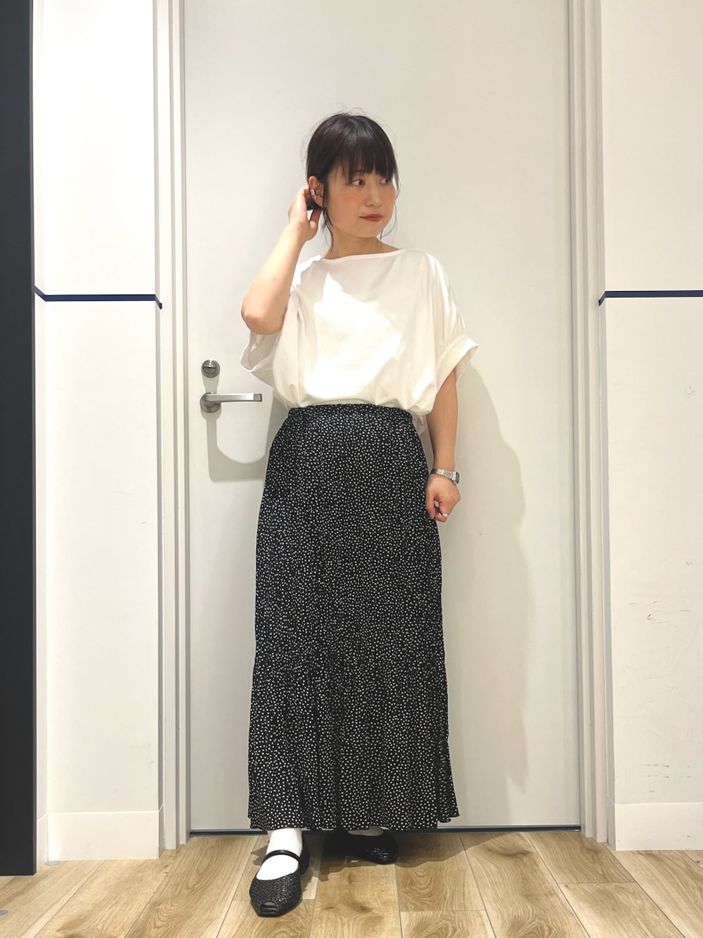 ブラック系のスカート、ブラック系のその他シューズ、ホワイト系のTシャツ/カットソーを着用したレディースの夏コーディネートの1枚目の写真