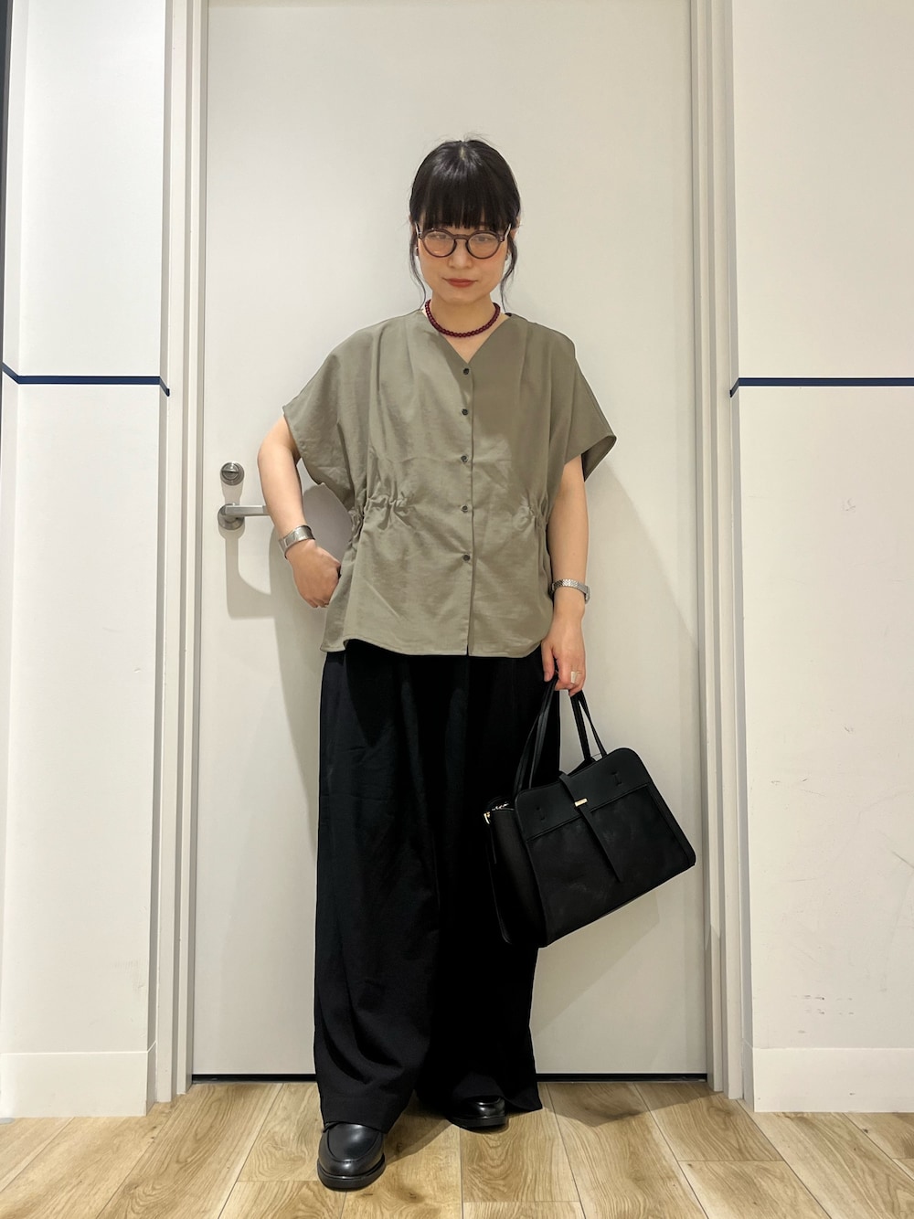 グリーン系のシャツ/ブラウス、ブラック系のその他パンツ、ブラック系のショルダーバッグを着用したレディースの夏コーディネートの1枚目の写真