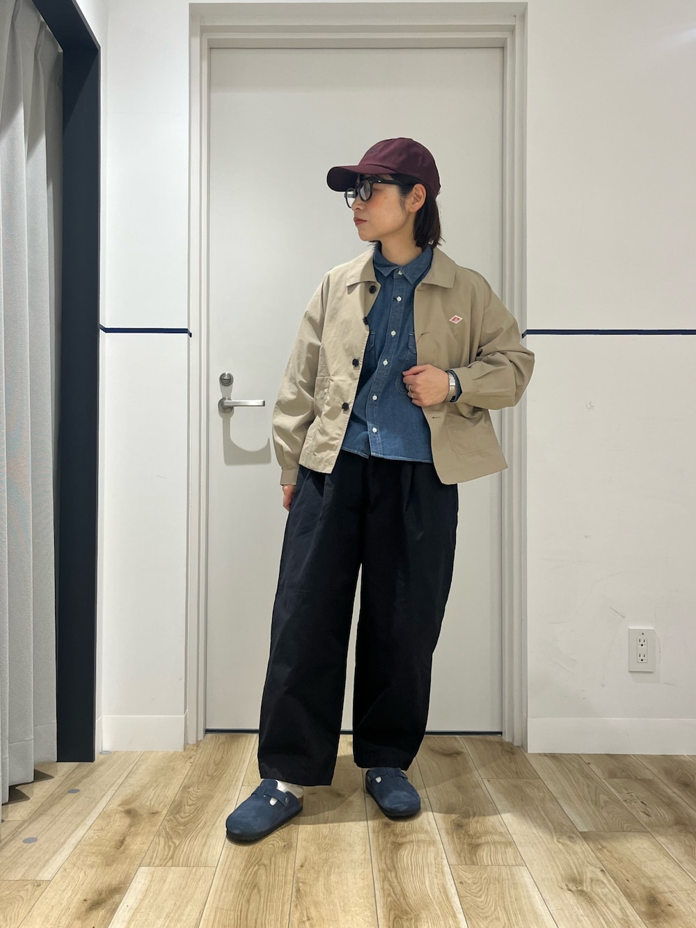 ベージュ系のテーラードジャケット、ブラック系のその他パンツ、ブルー系のサンダルを着用したレディースの冬コーディネートの1枚目の写真