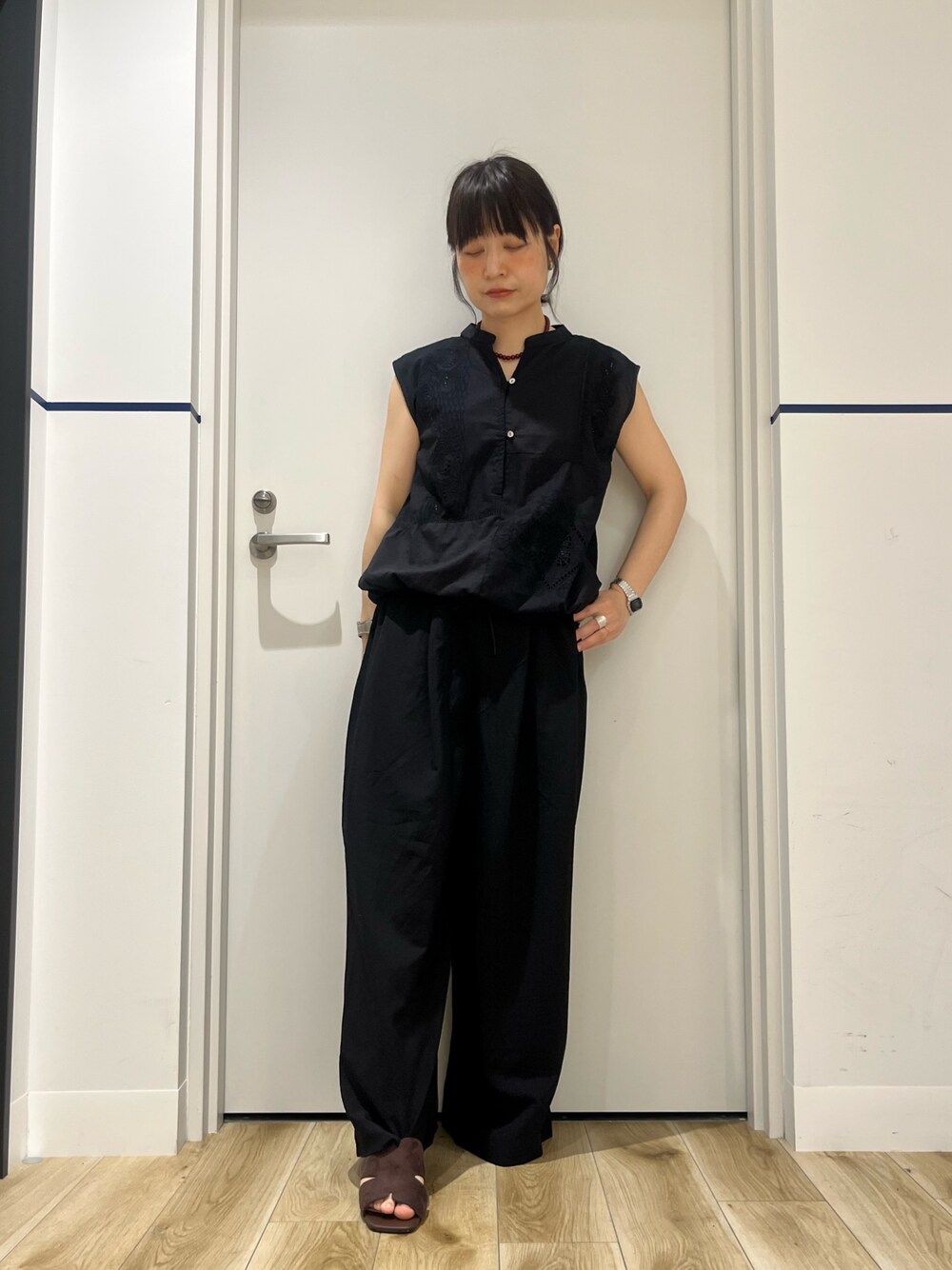 ブラック系のシャツ/ブラウス、ブラック系のその他パンツ、ブラウン系のサンダルを着用したレディースの夏コーディネートの1枚目の写真