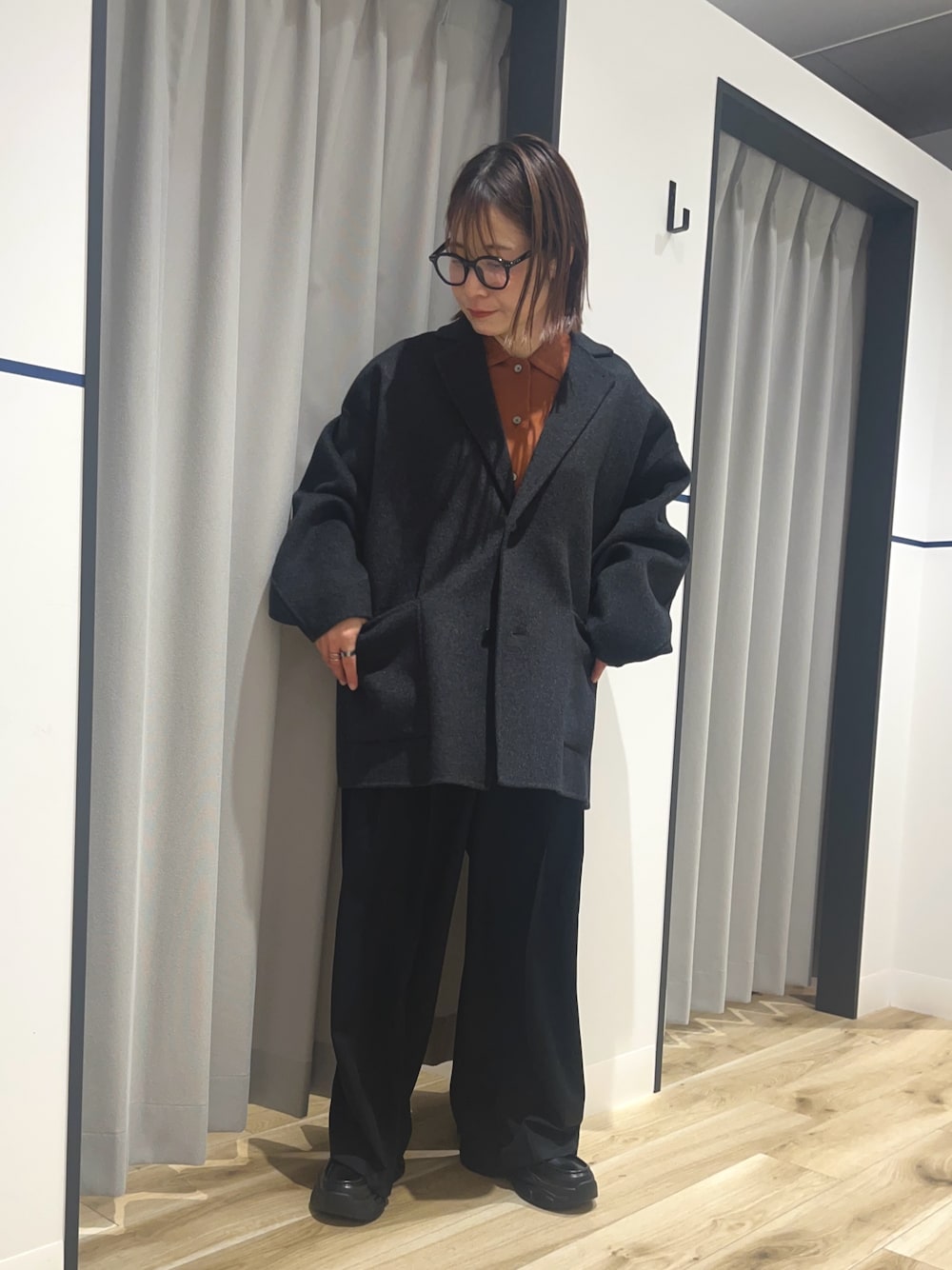 ベージュ系のシャツ/ブラウス、グレー系のその他アウター、ブラック系のその他パンツを着用したレディースの秋コーディネートの1枚目の写真