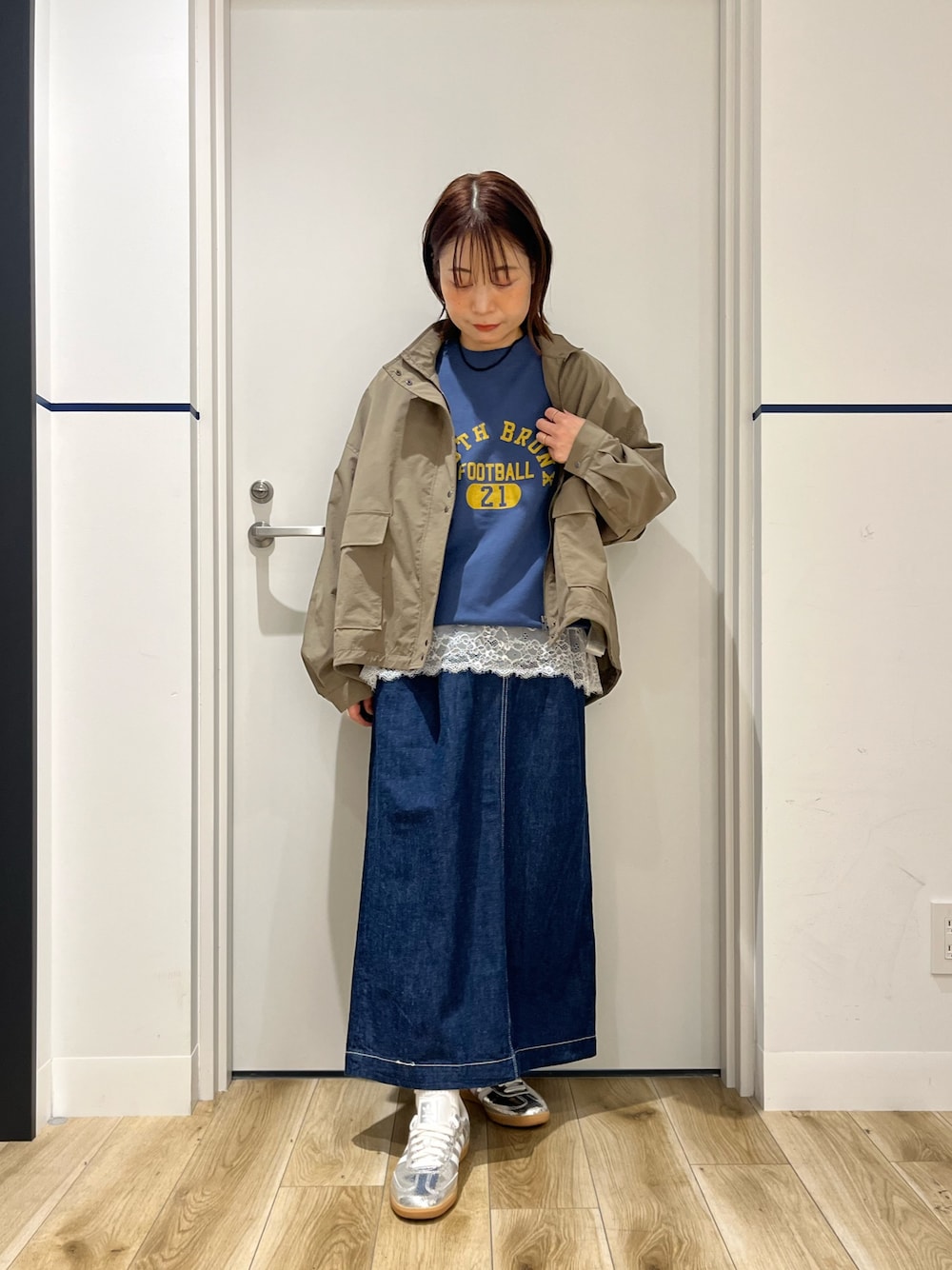 ブルー系のスカート、ホワイト系のTシャツ/カットソー、ブルー系のスウェットを着用したレディースの春コーディネートの1枚目の写真