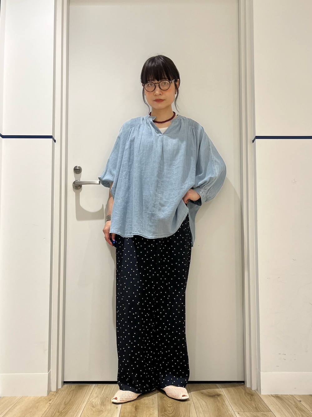 ホワイト系のバレエシューズ、ブラック系のその他パンツ、ブルー系のシャツ/ブラウスを着用したレディースの夏コーディネートの1枚目の写真