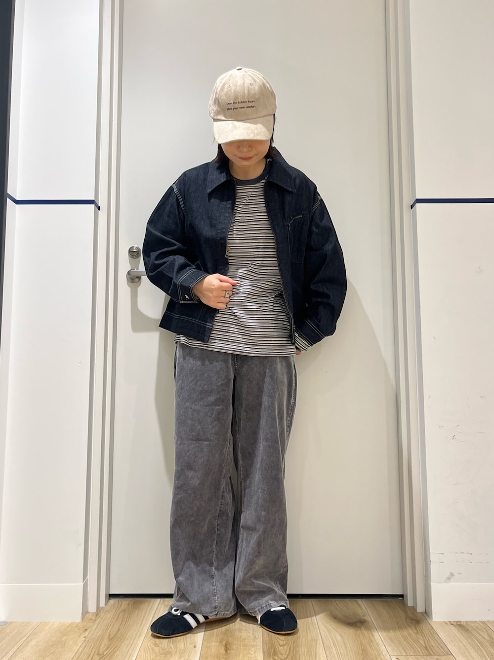 ブルー系のデニムジャケット、グレー系のTシャツ/カットソー、グレー系のその他パンツを着用したレディースの秋コーディネートの1枚目の写真