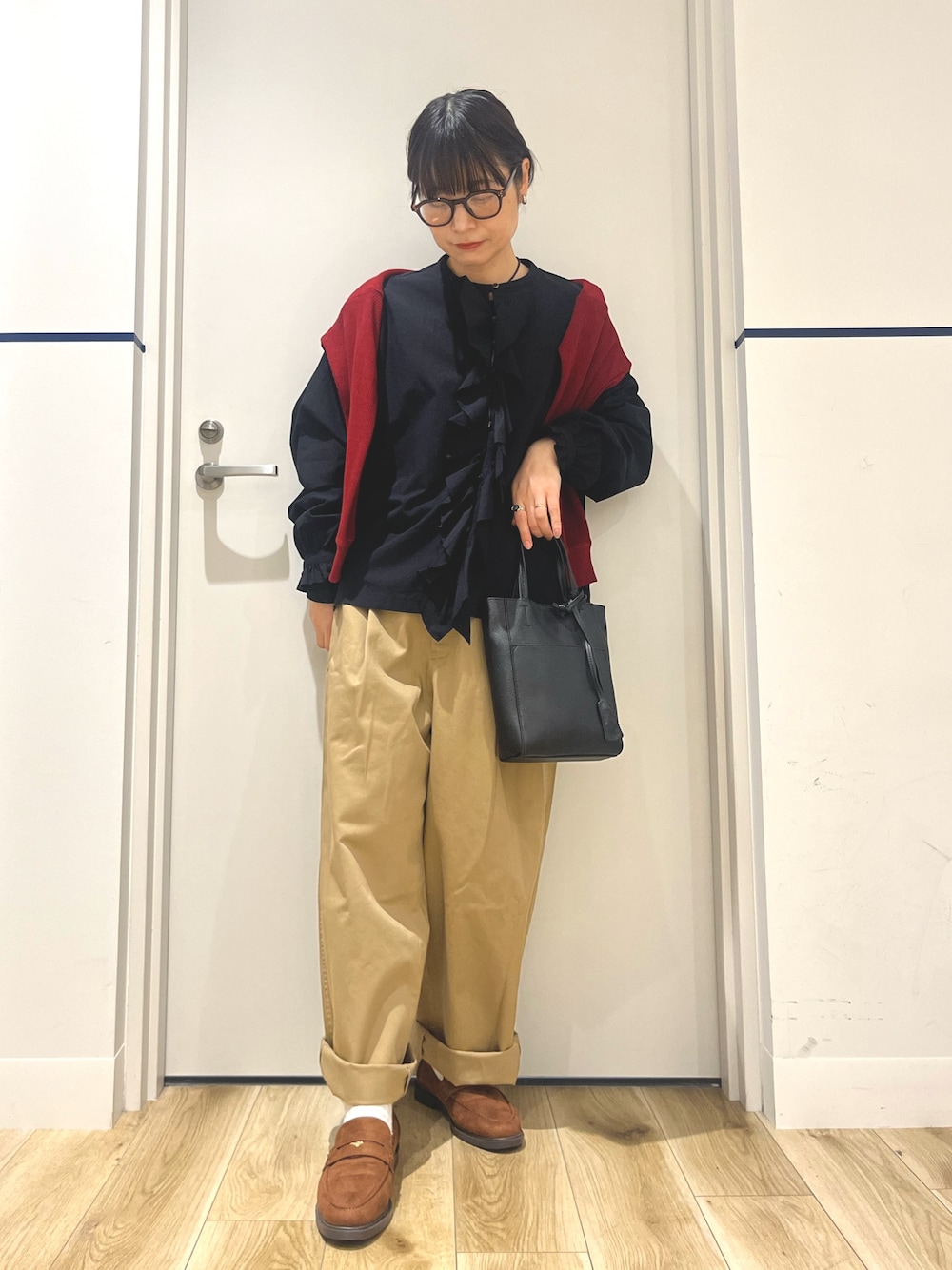 ベージュ系のその他パンツ、イエロー系のローファー、ブラック系のトートバッグを着用したレディースの秋コーディネートの1枚目の写真