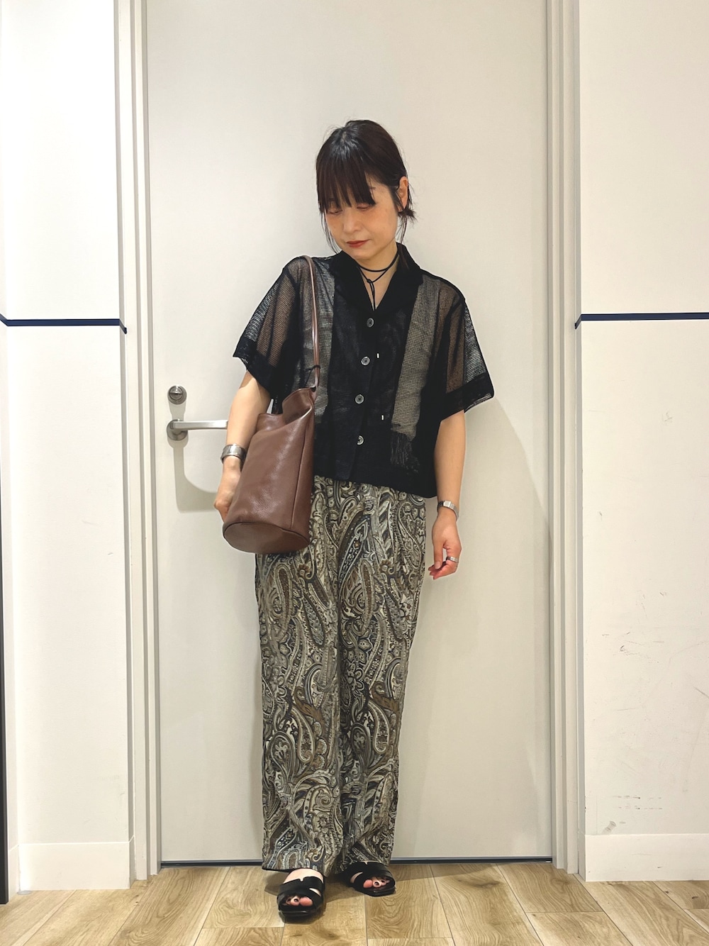 ブラック系のサンダル、ブラウン系のその他パンツ、ブラック系のシャツ/ブラウスを着用したレディースの夏コーディネートの1枚目の写真