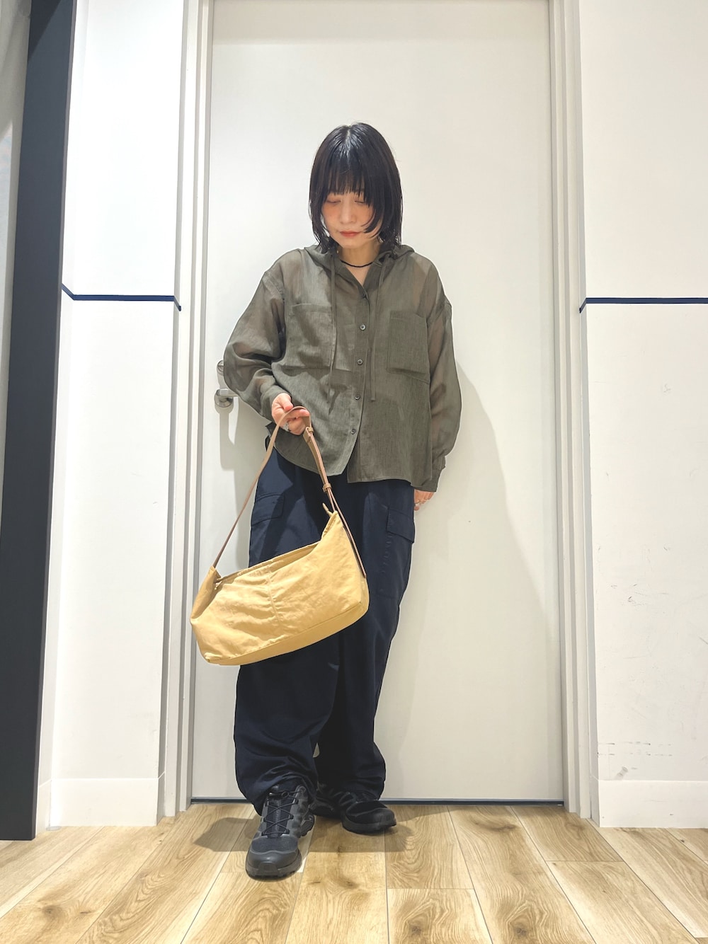 グレー系のシャツ/ブラウス、ベージュ系のバッグ、ブルー系のその他パンツを着用したレディースの夏コーディネートの1枚目の写真