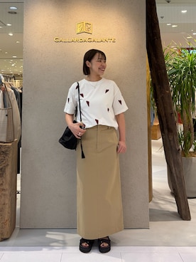 「GALLARDAGALANTE（ガリャルダガランテ）の【2026SS Debut】【Dhritië】【手洗い可】リーフ刺繍Tee（Tシャツ/カットソー、ホワイト系）」を使った、gg_shinoaさん（レディース・160cm）の春コーディネート