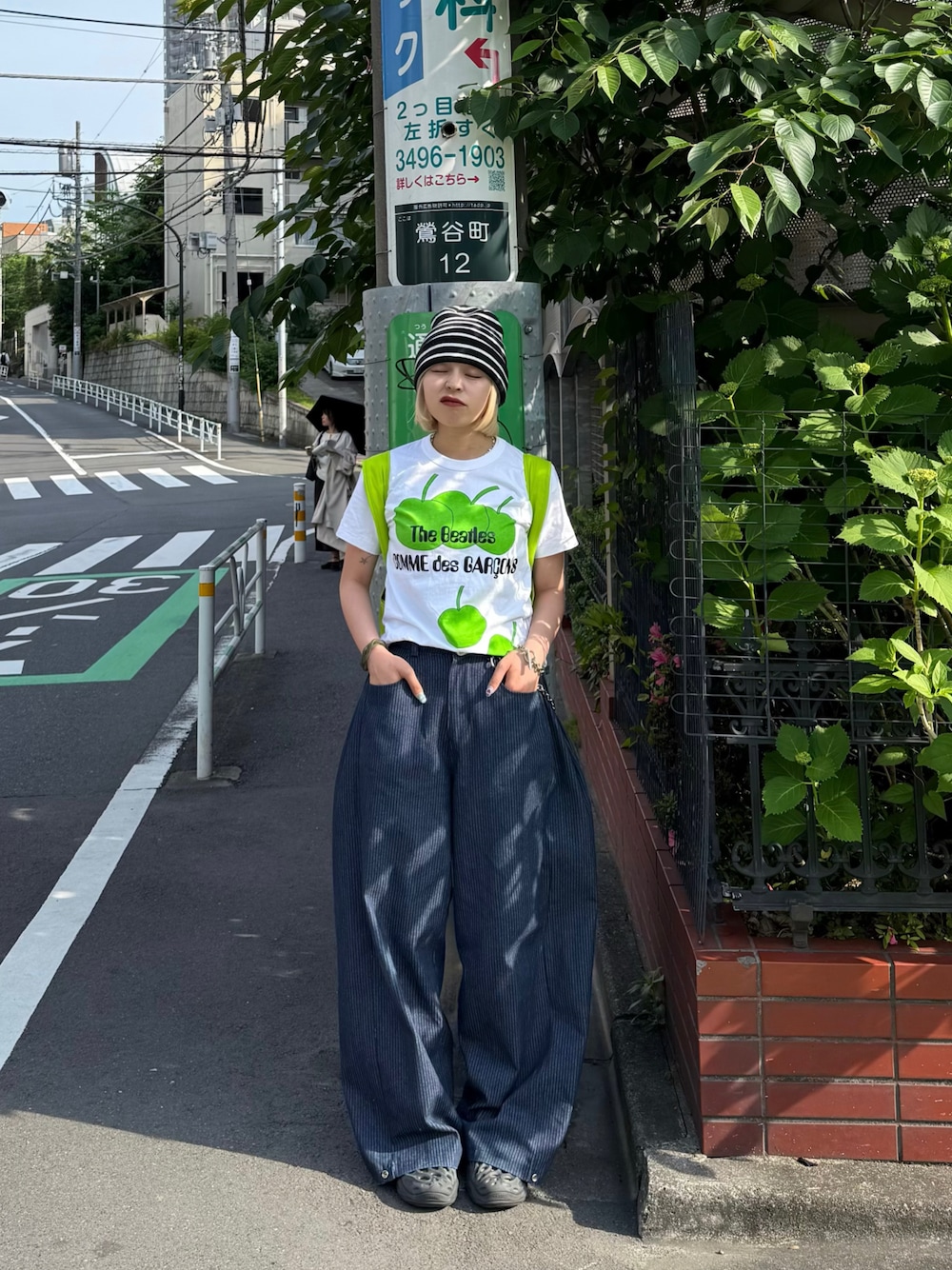 「ワイドパンツ、Tシャツ、Tシャツ×デニム、夏服、夏コーデ、カジュアル、カジュアルコーデ、差し色コーデ、差し色(緑)、差し色」｜「nuguのアイテム（デニムパンツ、ブルー系）」を使った、ヨシダリンさん（レディース・158cm）の春コーディネートの1枚目の写真