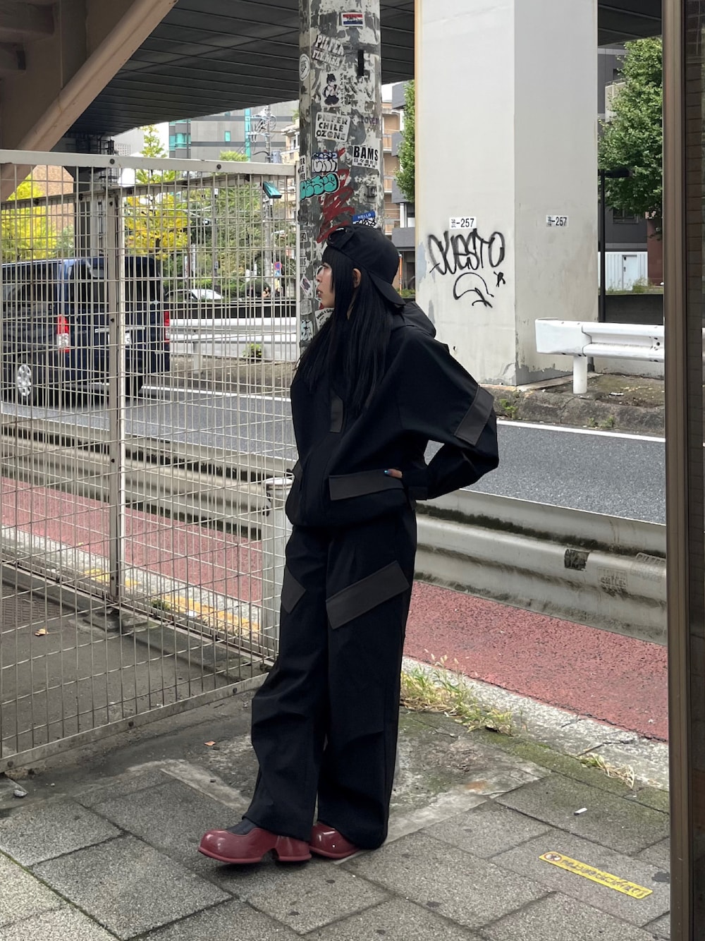 「ナイロンジャケット、ナイロンパンツ、テック系、テックファッション、冬服、冬コーデ」｜「SINSSのWide silhouette tech cargo pants / ワイドシルエットテックカーゴパンツ（セットアップ可能＆撥水加工付き）（カーゴパンツ、ブラック系）」を使った、ヨシダリンさん（骨格ナチュラル・レディース・158cm）の秋コーディネートの1枚目の写真