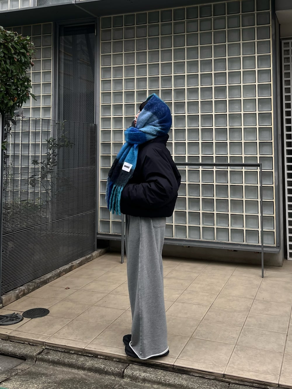 「ダウンジャケット、シンプルスタイル、冬服、冬コーデ、マフラー」｜「SINSSのCheck muffler / チェックマフラー（マフラー、ブルー系）」を使った、ヨシダリンさん（レディース・158cm）の冬コーディネートの1枚目の写真