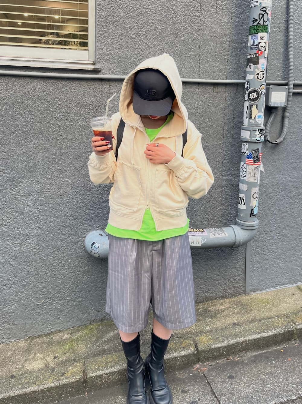 ホワイト系のパーカーを着用したレディースの冬コーディネートの1枚目の写真