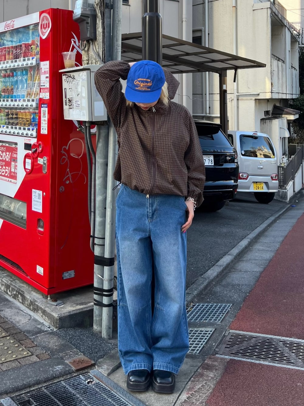 ブルー系のデニムパンツを着用したレディースの春コーディネートの1枚目の写真