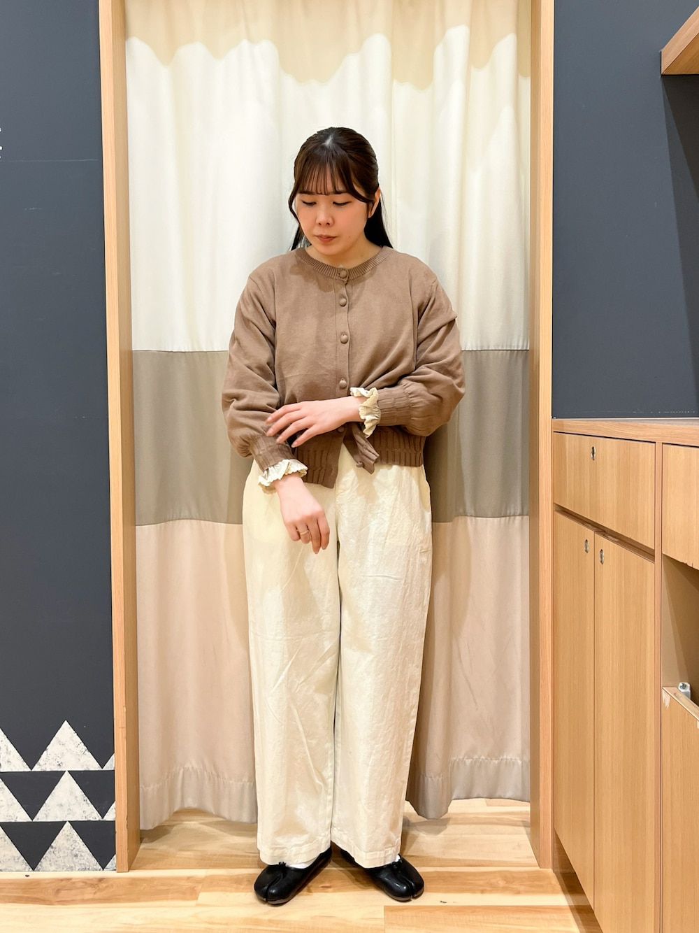 「Samansa Mos2、サマンサ モスモス(Samansa Mos2)、SM2、淡色コーデ、カーディガン、パンツスタイル、お出かけコーデ、大人カジュアル、休日スタイル、シンプルコーデ、春コーデ、大人かわいい、ゆべしコラボ」｜「Samansa Mos2の【ゆべし×Samansa Mos2】つけ襟ブラウス（シャツ/ブラウス、ホワイト系）」を使った、たむらちはるさん（レディース・160cm）の春コーディネートの1枚目の写真