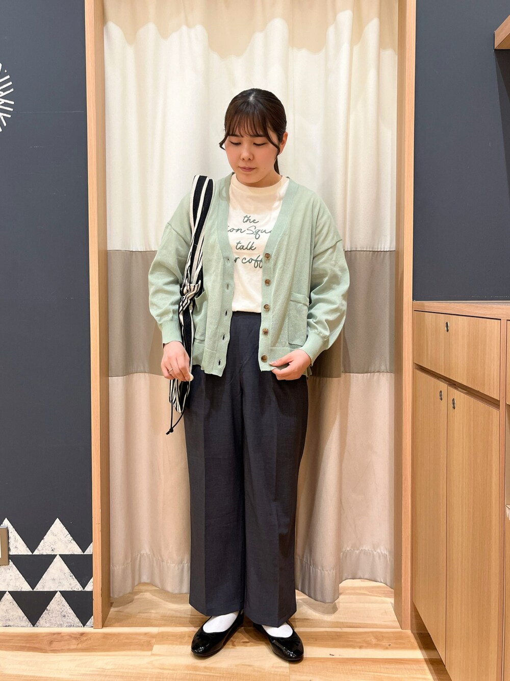 「Samansa Mos2、Samansa Mos2 blue、きれいめカジュアル、お出かけコーデ、休日スタイル、春カラー、春コーデ、カーディガン、パンツスタイル、Tシャツ、トートバッグ、春色」｜「Samansa Mos2 blueの発泡プリントTシャツ（Tシャツ/カットソー、ホワイト系）」を使った、たむらちはるさん（レディース・160cm）の春コーディネートの1枚目の写真
