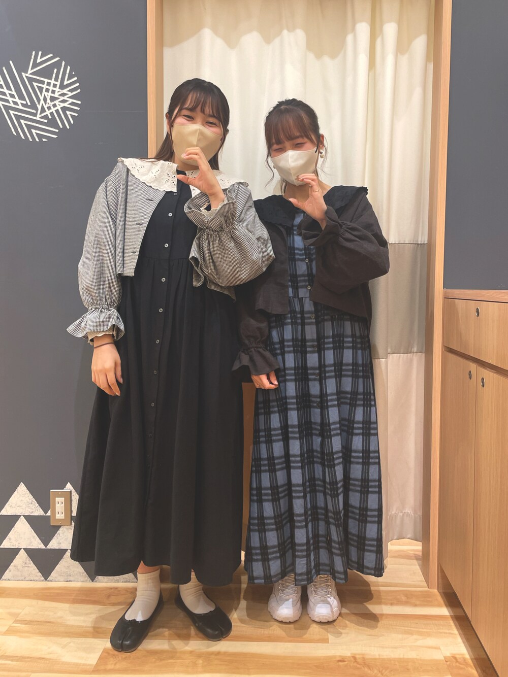 「Samansa Mos2、サマンサ モスモス(Samansa Mos2)、ワンピース、ジャケット、レイヤードスタイル、双子コーデ、今日のコーデ、秋服まるっと大公開、秋コーデ、大人ガーリー、大人かわいい、シンプルスタイル、ブラック、ブルー」｜「Samansa Mos2の前後着チャーチワンピース（ワンピース、ブラック系）」を使った、たむらちはるさん（レディース・160cm）の秋コーディネートの1枚目の写真