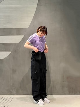 「パープル×黒」｜「アイテム（シューズ）」を使った、AUさん（レディース・158cm）の春コーディネート