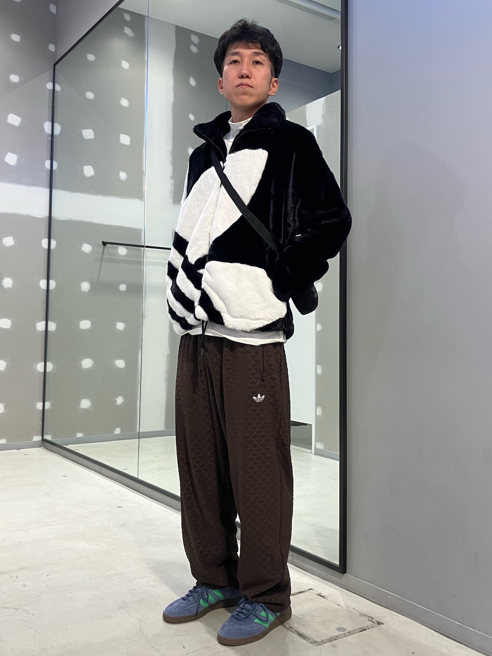 「スニーカー、アウター、ショルダーバッグ、adidas、ジャージ、ファージャケット、トラックパンツ、adidas originals、モノグラム、ハンドボールスペツィアル」｜「adidasのファートラックジャケット / アディダスオリジナルス adidas Originals（ブルゾン、ブラック系）」を使った、SKさん（メンズ・178cm）の冬コーディネートの1枚目の写真