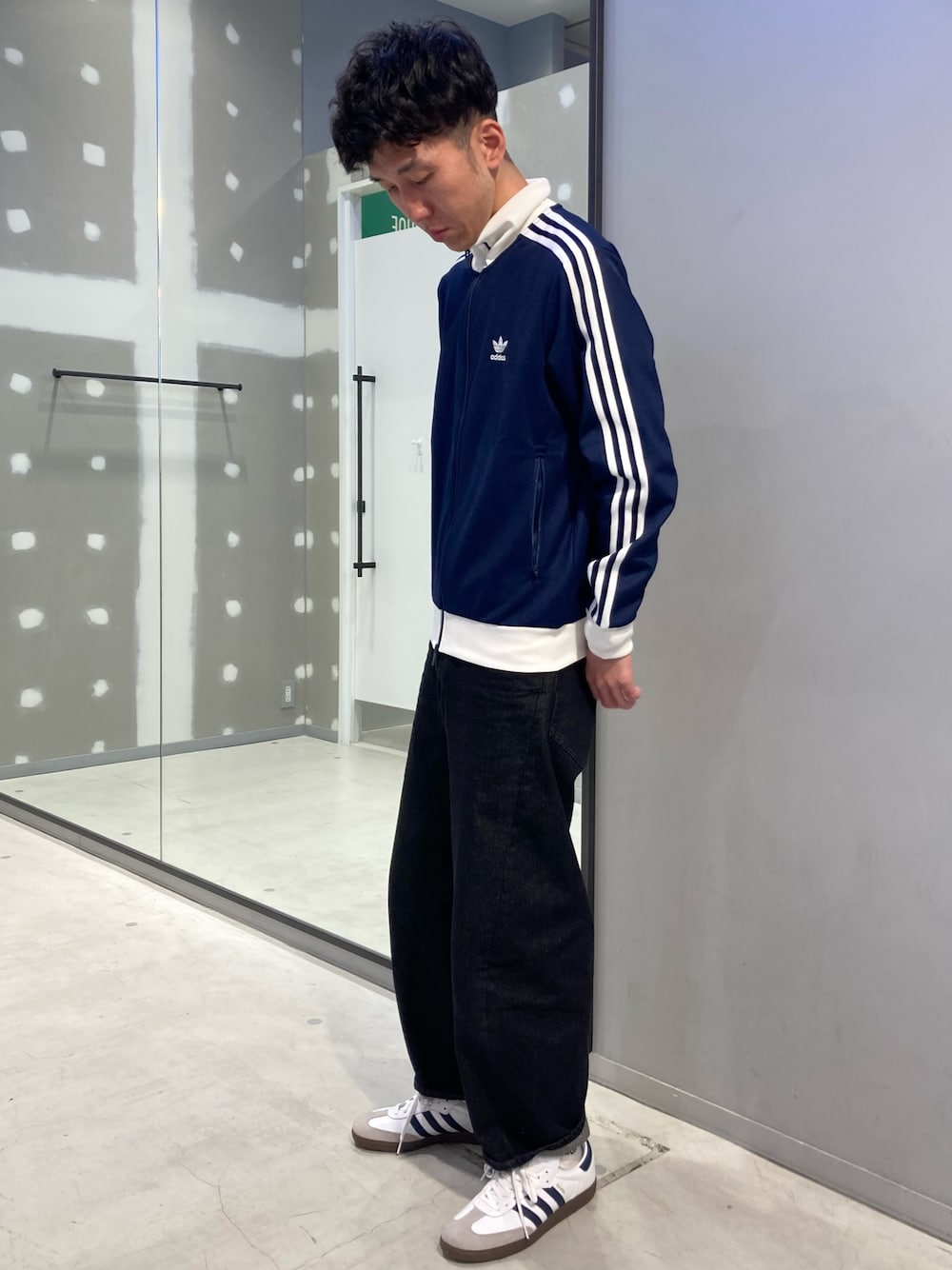 「デニム、ネイビー、adidas、アディダス、adidas originals、シンプルコーデ、トラックジャケット、サンバ、ベッケンバウアー、samba」｜「adidasのアディカラー クラシックス ベッケンバウアー トラックトップ（ジャージ） / アディダスオリジナルス adidas Originals（ジャージ、ブルー系）」を使った、SKさん（メンズ・178cm）の冬コーディネートの1枚目の写真