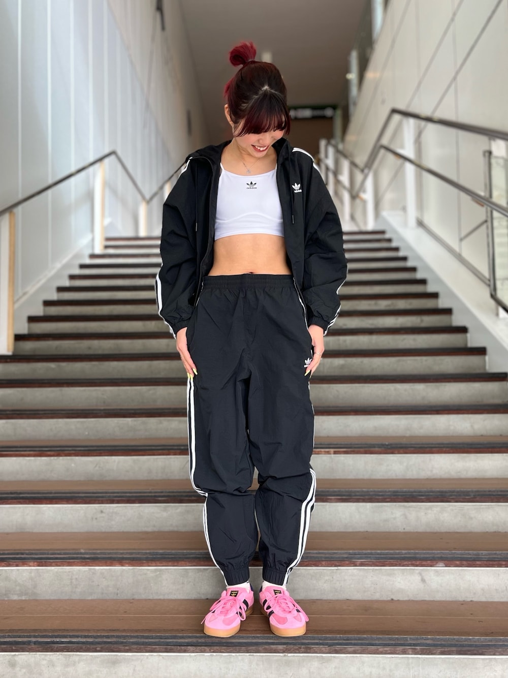 adidas（アディダス）の「スリーストライプス ルーズカフパンツ
